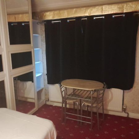 Lovely 1-Bed Studio In London Διαμέρισμα Εξωτερικό φωτογραφία